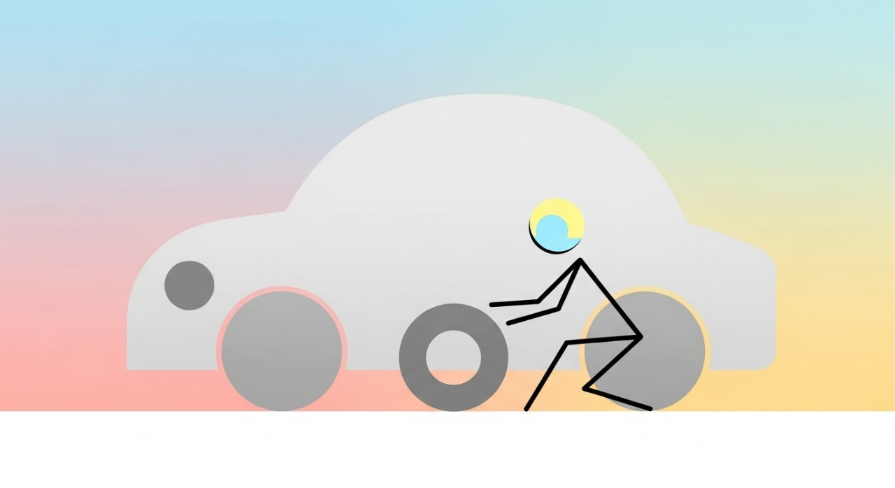 Seorang pekerja menukar tayar kereta yang bocor.